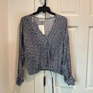 Dress Forum Blue and White Blouse size: small